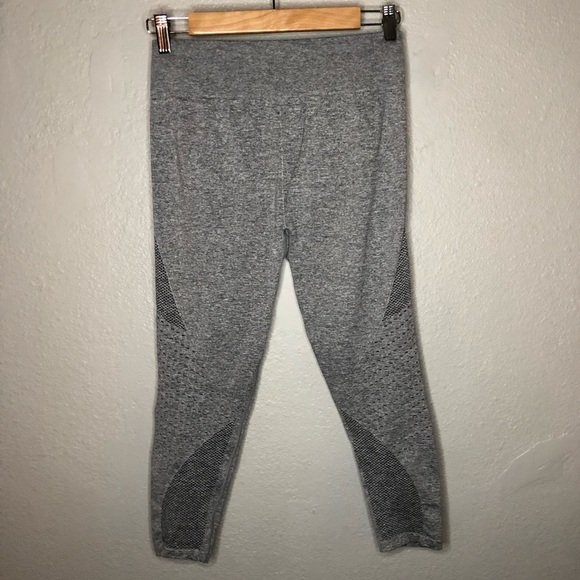Fabletics Grey Mid-Rise Seamless Dot Capri Small - Picture 4 of 6